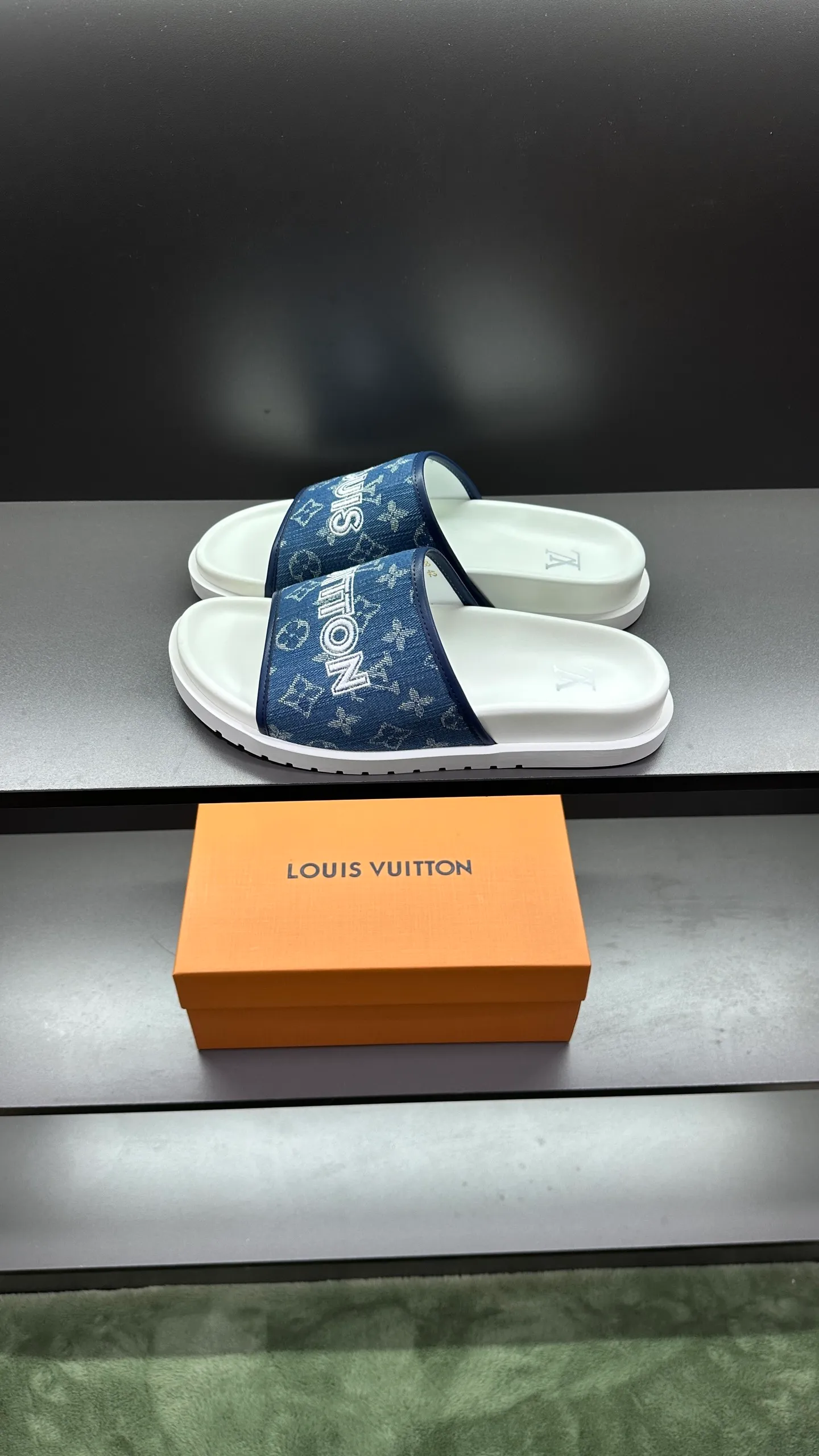 [L Home] P: 300💰Size: 38-45 Top purchasing lv men's summer slippers, classic presbyopia with soft real leather lining, unique color splicing effect, distinctive personality, fashionable and trendy essential style, light and comfortable. Lightweight and tough rubber insole, micro ridged foam outsole, super comfortable!